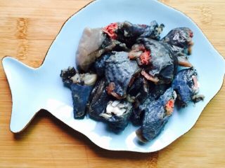 2、#菌类料理#虫草花炖乌鸡,鲜活乌鸡杀净切块