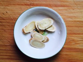 4、#菌类料理#虫草花炖乌鸡,黄芪清洗一遍备用