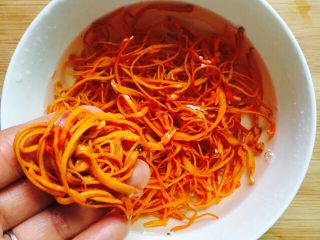 6、#菌类料理#虫草花炖乌鸡,泡软后的虫草花