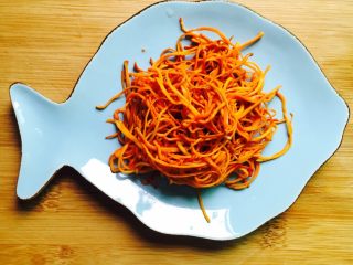 7、#菌类料理#虫草花炖乌鸡,用剪刀剪掉根部备用