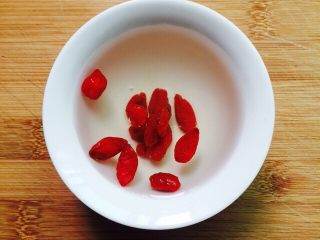 8、#菌类料理#虫草花炖乌鸡,枸杞洗干净再放在清水里浸泡至软