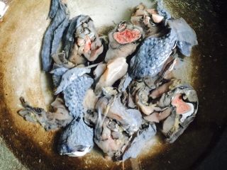 9、#菌类料理#虫草花炖乌鸡,锅中加入冷水放入乌鸡块