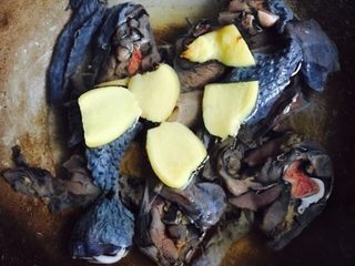 11、#菌类料理#虫草花炖乌鸡,放入数片姜片