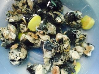 13、#菌类料理#虫草花炖乌鸡,捞出乌鸡块再次冲洗干净