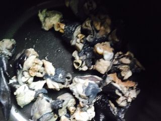 15、#菌类料理#虫草花炖乌鸡,将乌鸡块放入电饭煲内胆