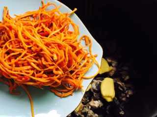 17、#菌类料理#虫草花炖乌鸡,放入虫草花