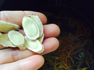 18、#菌类料理#虫草花炖乌鸡,放入黄芪