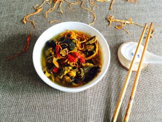 24、#菌类料理#虫草花炖乌鸡,出锅装入器皿里，香味扑鼻而来