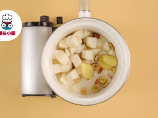 3、枸杞红枣煮啤酒,锅中加入清水100ml，放入枸杞、红枣、梨块、姜片，开火煮沸