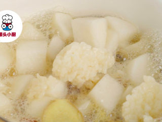 4、枸杞红枣煮啤酒,放入醪糟30g、冰糖20g，搅拌均匀