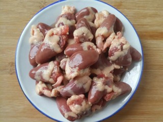 1、下饭又下酒的辣椒酱爆鸡心,鸡心买回家先冲洗干净。