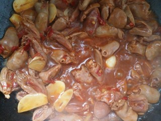 8、下饭又下酒的辣椒酱爆鸡心,把腌制入味的鸡心倒入锅中炒至八成熟。