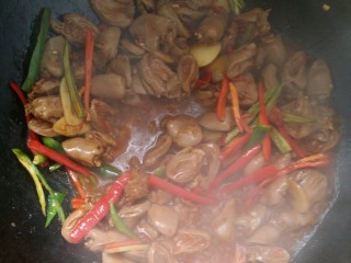 9、下饭又下酒的辣椒酱爆鸡心,放青椒丝，红椒丝翻炒。(这里还可以根据个人口味适当放少许盐调味，我是不放的啦)