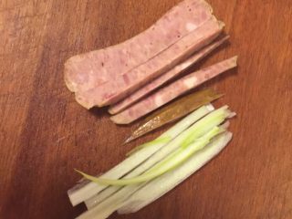 1、鸡蛋灌饼,食材准备：葱白、哈尔滨红肠、甜面酱