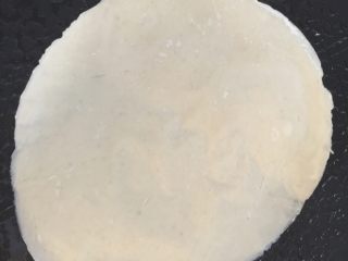 3、鸡蛋灌饼,放入稍微预热的电饼铛，锅底放少量食用油，摊匀