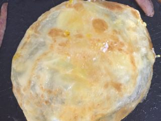 5、鸡蛋灌饼,鸡蛋部分凝块时即将饼翻转，鸡蛋朝下接触锅底；