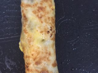 7、鸡蛋灌饼,借助筷子，铲板等将饼卷起