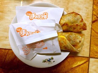 8、鸡蛋灌饼,香喷喷、脆脆的鸡蛋灌饼，是不是很想吃呢？