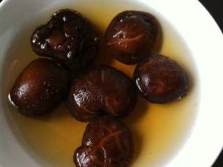 1、家庭版—黄焖鸡米饭,香菇用水泡发备用