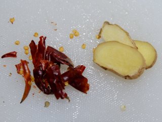 2、家庭版—黄焖鸡米饭,姜切片，干辣椒切碎备用