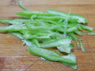 3、家庭版—黄焖鸡米饭,青椒切成细条