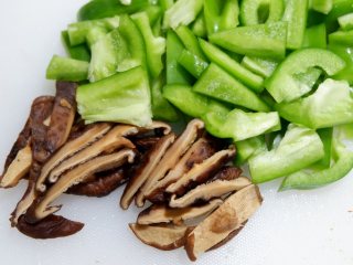 4、家庭版—黄焖鸡米饭,水发香菇切条