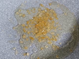 6、家庭版—黄焖鸡米饭,将冰糖炒出糖色