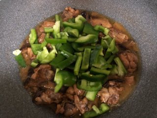11、家庭版—黄焖鸡米饭, 打开锅盖，加入尖椒大火收汁，尝一下味道，再加适量盐即可