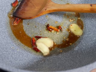 7、家庭版—黄焖鸡米饭, 加入姜片和干辣椒迅速翻炒几下