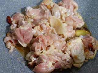 8、家庭版—黄焖鸡米饭,放入鸡腿块，炒至上色