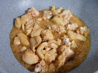 9、家庭版—黄焖鸡米饭,加入料酒和酱油翻炒均匀上色