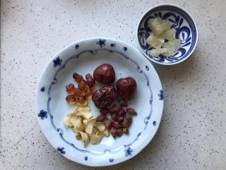 1、玫瑰花红枣百合桃胶甜羹,首先我们准备好所有食材