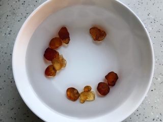 2、玫瑰花红枣百合桃胶甜羹,桃胶提前泡发，至少10个小时以上（我是晚上睡觉前泡上的，第二天吃过午饭开始制作的）