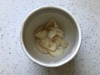 3、玫瑰花红枣百合桃胶甜羹,百合干提前泡发（至少俩小时）