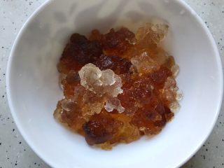 4、玫瑰花红枣百合桃胶甜羹,泡发好之后的桃胶挑去杂质，备用