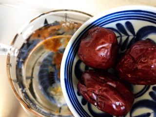 9、玫瑰花红枣百合桃胶甜羹,加入红枣