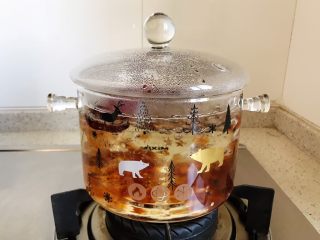 11、玫瑰花红枣百合桃胶甜羹,盖上锅盖，转小火，煮20分钟