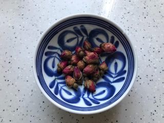 12、玫瑰花红枣百合桃胶甜羹,这期间我们把玫瑰花稍微冲洗一下，控干水分备用