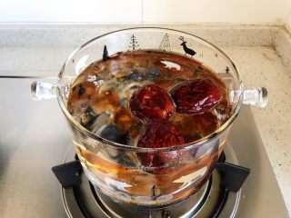 10、玫瑰花红枣百合桃胶甜羹,大火煮开