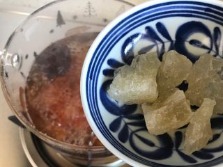 14、玫瑰花红枣百合桃胶甜羹,时间到，加入黄冰糖