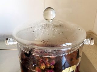 16、玫瑰花红枣百合桃胶甜羹,盖上锅盖，熄火，焖5分钟，即可