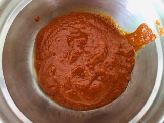 4、枸杞红枣饼干,倒入容器。