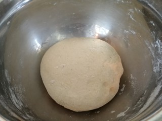 4、家庭版&豆面大馒头,用温水和面，和好的面。