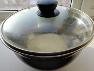 5、家庭版&豆面大馒头,放到阳光充足的窗台上发酵2个小时左右就会发酵好。