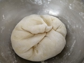 7、家庭版&豆面大馒头,进行第二次发酵：在发酵好的面里在加半碗面粉揉进面里（如图），继续发酵20-30分钟。
