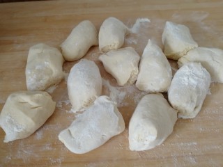 10、家庭版&豆面大馒头,把面揪成一个一个均匀的面挤子（如图）