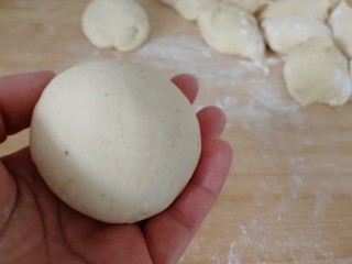 12、家庭版&豆面大馒头,握到手里揉圆了（如图）