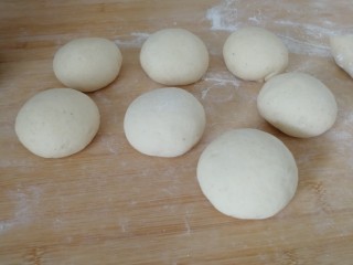 13、家庭版&豆面大馒头,一个一个依次都揉圆了，馒头都做好了。