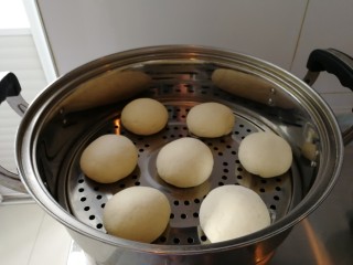 14、家庭版&豆面大馒头,蒸屉抹油，凉锅放进馒头。