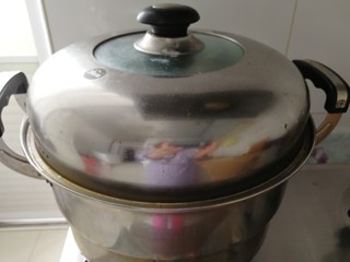 15、家庭版&豆面大馒头,盖锅盖，醒5-10分钟在开火。开锅后关中火蒸20分钟就好了。